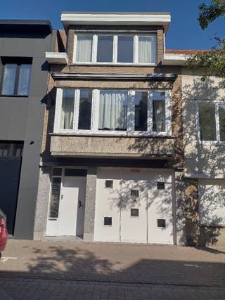 Deze functionele woning bevindt zich in een rustige straat nabij invalswegen het strand, bushaltes en diverse winkels. Het centrum van Oostende bevindt zich op amper anderhalve kilometer.<br />Indeling:<br />- gelijkvloers: inkomhal, berging onder de trap, wasplaats, berging, grote garage met aan straatkant en achtergevel een poort (doorrit mogelijk) &amp; binnenkoer;<br />- eerste verdieping: traphal, woonkamer met marmeren vloer, open haard en mooie molures, aparte geïnstalleerde keuken, apart toilet en sas met lavabo die toegang geeft tot het terras;<br />- tweede verdieping: badkamer met toilet, ligbad en lavabo, 2 zeer ruime slaapkamers en derde slaapkamer/bureau.<br />Achteraan bevindt zich een groot pakhuis, te bereiken via de binnenkoer (ook met een wagen via de garage) of via het terras op de eerste verdieping.<br />Het pakhuis bestaat uit een zeer grote ruimte (+/- 120 m²) op het gelijkvloers en op de eerste verdieping uit 2 grote polyvalente ruimtes en 2 (slaap)kamers.<br />Dit veelzijdige eigendom onderscheidt zich door zijn uitzonderlijke volumes en multifunctionele indeling. Uitermate geschikt voor aannemers, zelfstandigen, opslagdoeleinden, ateliers, hobbyruimtes of een combinatie van wonen en werken. Dankzij de ruime garage met doorrit en het grote pakhuis achteraan zijn de mogelijkheden hier quasi eindeloos.
