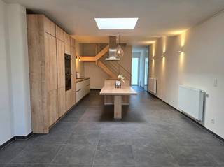 Bent u op zoek naar een gezellige, gerenoveerde rijwoning op een zeer rustige ligging, en toch dicht bij alle voorzieningen? Dan is deze...