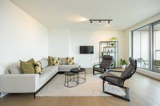 Modern appartement met twee slaapkamers en inpandig terras met zicht op het MAS in de iconische 'London Tower' op 't Eilandje! <br /><br />Het appartement gelegen op de twintigste verdieping bereikbaar met de lift heeft volgende indeling: via de inkomhal betreedt men de lichtrijke leefruimte op parket vloeren met een volledig geïnstalleerde open keuken voorzien toestellen.<br /><br />Via de leefruimte heeft men toegang tot het zonnige zuid-west gerichte terras (ca. 4m2) met panoramisch uitzicht over de stad, het MAS en de Schelde.<br /><br />Via de hal bereikt men een eerste slaapkamer (12m2), een tweede slaapkamer (11m2) en een badkamer voorzien van een ruime moderne inloopdouche met regendouchekop en een dubbele lavabo, een apart toilet en een berging voorzien van aansluitingen voor wasmachine en droogkast. <br /><br />Ten slotte is er nog een privatieve kelderberging mee inbegrepen.<br /><br />Inpandige autostaanplaats bereikbaar met de lift bij aan te kopen aan 45.000 Euro. <br /><br />Belangrijkste troeven:<br /><br />- Iconische residentie 'London Tower'<br />- Zeer energiezuinig (EPC label A)<br />- Ruim inpandig terras met panoramisch uitzicht<br />- Modern appartement met hoogwaardige afwerking <br /><br />90m2 bewoonbare oppervlakte cfr EPC.<br /><br />Wenst u een bezoek of meer informatie? Dan kan u ons steeds contacteren via info@dvarealestate.be of via 03/297.00.00.