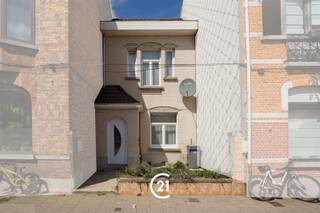 <p>Bent u op zoek naar een woning met 3 slaapkamers en een aangename buitenruimte in Gent? Dan is deze woning precies wat u zoekt.</p><p>Deze woning is gelegen aan de Rooigemlaan in Gent, op een centrale en vlot bereikbare locatie nabij het stadscentrum. In de onmiddellijke omgeving vindt u diverse winkels, scholen, openbaar vervoer en andere dagelijkse voorzieningen. Dankzij de nabijheid van belangrijke invalswegen en verschillende openbaarvervoersverbindingen geniet u van een uitstekende bereikbaarheid, zowel met de wagen als met de fiets en het openbaar vervoer. Bovendien bevinden alle troeven van het bruisende stadscentrum zich op korte afstand.</p><p>Indeling:<br />GLV:Via de inkomhal betreedt u de woning en bereikt u de ruime leefruimte en keuken. Vanuit de keuken heeft u toegang tot de badkamer. Zowel via de leefruimte als de keuken bereikt u de aangename buitenruimte, ideaal om in alle rust te genieten. Daarnaast beschikt de woning over een praktische kelder.<br />1steV: Via de trap bereikt u de nachthal, die toegang biedt tot twee slaapkamers.<br />2deV:Op de tweede verdieping bevindt zich de derde en tevens grootste slaapkamer, die tal van mogelijkheden biedt.</p><p>Deze woning vormt een interessante opportuniteit voor starters, gezinnen of investeerders die op zoek zijn naar een woning met buitenruimte op een centrale locatie in Gent.</p><p>Interesse? Contacteer ons gerust voor meer informatie of om een bezoek in te plannen.</p>