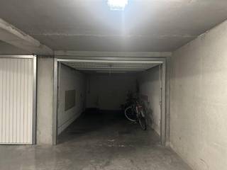 Gesloten garagebox te koop te Middelkerke, Warande 30, op wandelafstand van het centrum en de Zeedijk.Afmetingen: Hoogte: 2.03mDiepte:...