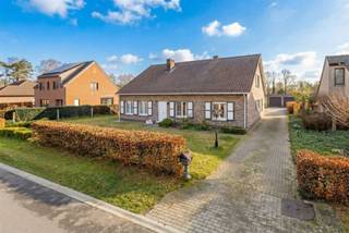 <p>Welkom bij deze vrijstaande woning in Geel - Ten Aard op een westelijk georiënteerd perceel van maar liefst 1041 m².</p><br /><p>Dit huis solide gebouwd huis beschikt over +/-160 m² bewoonbare oppervlakte. Alles ligt op de gelijkvloerse verdieping. Er zijn onder meer 3 slaapkamers, een badkamer met bad en douche, wasplaats/berging en een apart toilet. De zolder is voldoende groot en biedt mogelijkheden om ingericht te worden.</p><br /><p>De schoorsteen in de living is nog actief; ideaal voor een hout- of pelletkachel. De keuken is ingericht en kan vanaf dag 1 gebruikt worden.</p><br /><p>Er is een ruim bijgebouw voor stallen van voertuigen of hobby.</p><br /><p>De attesten voor deze woning zijn prima: </p><ul><li>Met EPC-score D heb je geen renovatieplicht. </li><li>Onderdak wordt niet gezien als gevaarlijke asbest, wat maakt dat de uitslag van het attest 'asbestveilig' is.</li><li>De elektrische installatie lijkt op enkele details na te voldoen aan de huidige normen.</li></ul><br /><p>Het geheel kan naar eigen smaak opgefrist of ineens gerenoveerd worden. Aan een woning kan je veel veranderen, maar niet de locatie. De locatie van deze woning is super: rustige straat, groene buurt en toch overal vlakbij!</p><br /><p>In onze virtuele tour kan je naar hartenlust rondwandelen, meubels verwijderen en opmetingen doen. We staat graag klaar om je live te ontvangen.</p><br /><p>Wil je jouw vastgoed verkopen of verhuren? We bekijken de mogelijkheden die jouw pand biedt, en koppelen die aan jouw wensen.<br />Samen naar jouw Succesvolle Nxxt Step!</p>