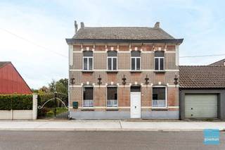 Te koop te Zele!Deze te renoveren woning met mogelijkheid tot bouwgrond ernaast.De woning biedt een inkom, woonkamer/eetkamer, keuken en...