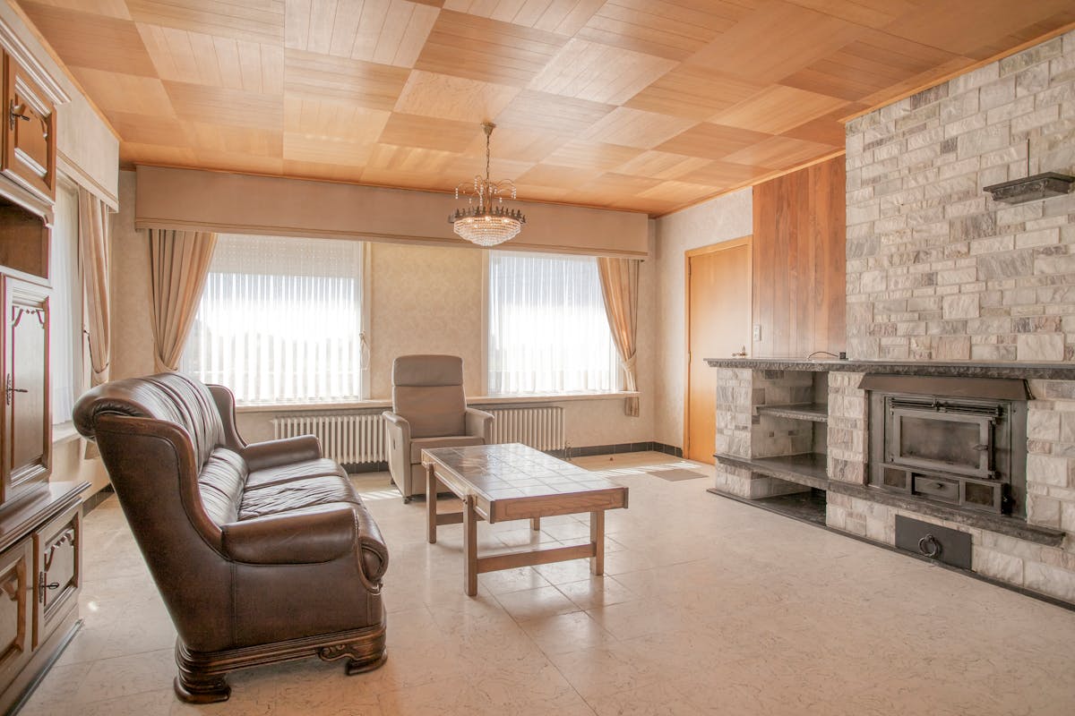 Te renoveren woning met 6 slaapkamers en loodsen te Kortemark - foto 3