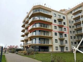 Appartement met garage gelegen in een luxe locatie centraal op 250meter tussen het strand en de Esplanade van De Panne.Recent vernieuwde gevel, ruime...