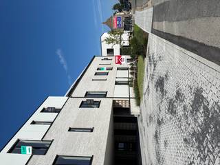 style=&quot;font-size: 12pt;&quot;&gt;<span><span><span><span>Dit nieuwbouwappartement bevindt zich op de eerste verdieping, centraal gelegen in het hart van Alveringem. Dankzij de centrale ligging geniet u van alle voordelen van het dorpsleven: alle dagelijkse voorzieningen zijn vlot te voet bereikbaar. </span></span></span></span>
<p><span><span><span><span><span>Met een bewoonbare oppervlakte van 87,60m² biedt dit appartement alle ruimte en comfort die u zich kunt wensen. De grote raampartijen zorgen voor overvloedig daglicht en bieden een prachtig uitzicht op de omliggende landelijke omgeving. <br />De lichtrijke leefruimte wordt moeiteloos verbonden met het terras van 13,70 m².<br />Het appartement beschikt over twee volwaardige slaapkamers en werd ontworpen met oog voor comfort en efficiëntie. <br />Residentie Ter Walle, waarvan dit appartement deel uitmaakt, voldoet aan alle hedendaagse bouwnormen. U geniet hier van moderne voorzieningen zoals vloerverwarming, een ventilatiesysteem type C+, zonnepanelen en uitstekende isolatie.</span></span></span></span></span><br /><span><span><span><strong><span><span>Let op: 36% van de appartementen zijn al verkocht!</span></span></strong></span></span></span><br />Interesse? Neem snel contact op of plan een bezoek aan het modelappartement. Ik help je graag verder.</p>