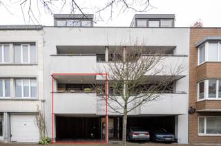 Centraal gelegen, omgekeerde duplex met twee slaapkamers, een terras en koer, vlakbij een invalsweg, nabij handelszaken en op wandelafstand van het strand in Oostende.<br />In deze kleinschalige residentie met vier appartementen kan je dit uiterst gezellig appartement met autostaanplaats terugvinden.<br />Dit appartement omvat een ruime, uiterst gezellige leefruimte met een haard en toegang tot een groot terras. <br />Er is een volledig uitgeruste keuken, een berging/wasplaats en apart toilet aanwezig.<br />De benedenverdieping omvat een hall met ingemaakte kasten, een apart toilet, twee slaapkamers en een badkamer waar je een echt wellness - gevoel ervaart!<br />Er is een privatieve, overdekte parkeerplaats met berging in begrepen.<br /><br />Gezien de kleinschaligheid zijn er zeer beperkte beheerskosten.<br /><br />Ben je op zoek naar een instapklaar appartement die gezelligheid en rust ademt?<br /><br />Leg dan je bezoek vast via kris.bauwens@albert.immo of bel 0470/51 04 09