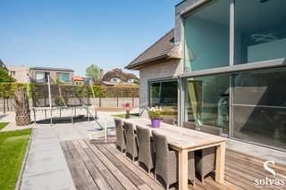 Bent u op zoek naar een instapklare gezinswoning die ruimte, klasse en energiezuinigheid verenigt? Deze prachtige woonst van maar liefst 250 m² biedt u alles wat u nodig heeft – en meer – in het levendige centrum van Zomergem.<br /><br />Waarom deze woning uniek is:<br />- 5 volwaardige slaapkamers en een aparte bureauruimte<br />- Energiezuinige technieken: vloerverwarming, airco, screens en centraal stofzuigsysteem<br />- Hoogwaardige materialen en een luxueuze afwerking<br />- Groot perceel van 1223 m² met carport en tuinberging<br /><br />Indeling:<br />Gelijkvloers: inkomhal met gastentoilet, praktische wasplaats met douche, inpandige garage, lichtrijke leefruimte met gashaard, open keuken met zicht op de tuin, én een polyvalente kamer (bureel of extra slaapkamer).<br />Verdieping: 4 slaapkamers, moderne doucheruimte, stijlvolle badkamer met ligbad en douche, ruime dressing.<br />Zolder: volledig ingericht als vijfde slaapkamer of hobbyruimte.<br /><br />Buitenruimte:<br />Een onderhoudsvriendelijke tuin waar u in alle rust kan genieten, met carport voor twee wagens en extra bergruimte.<br /><br />Deze woning combineert moderne luxe met een toplocatie. Ideaal voor wie ruim en comfortabel wil wonen, zonder in te boeten op stijl of energiezuinigheid.<br /><br />Deze woning wordt verkocht onder het systeem van STARTPRIJS. Elk prijsvoorstel hoger dan deze startprijs wordt voorgelegd aan de verkoper die dit al dan niet kan aanvaarden. Deze publicatie houdt bijgevolg geen aanbod in maar een uitnodiging om een prijsvoorstel over te maken.