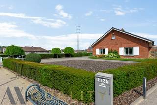 Instapklare villa op ruim perceel van +/- 30 are!<br />Deze mooie, instapklare villa (type bungalow) is ideaal voor wie op zoek is naar ruimte en comfort en rust. De woning beschikt over 3 volwaardige slaapkamers, een volledig ingerichte keuken en badkamer, een ruime zolder die nog tal van mogelijkheden biedt, een kelder én een inpandige garage. Het huis is bijzonder goed onderhouden en meteen bewoonbaar. <br />Buiten geniet u van een indrukwekkende terrein van maar liefst +/-30 are, met een verzorgd tuinhuis en een grote, groene tuin die via een handige zijweg (Zijpstraat) bereikbaar is – ideaal voor wie extra privacy of toegang wenst. Deze eigendom biedt niet alleen praktische indeling en veel bergruimte, maar ook een zee aan potentieel voor uitbreiding of hobby’s.<br />De woning is uitgerust met rolluiken, ALU schrijnwerk met dubbele beglazing, een inbouwcassette in de leefruimte.<br />Daarnaast bestaat de mogelijkheid om aanpalend (verbonden aan de villa met een al dan niet afsluitbare gang) een kantoorruimte (101 m²) bij aan te kopen. Waardoor een ideale combinatie wonen-werken kan ontstaan. Dit biedt mogelijkheden naar vrije beroepen en handelaars, gezien de grote visibiliteit langsheen de gewestweg. De villa beschikt ook over een ruime oprit voor meerdere wagens, alsook zijn er parkeerplaatsen gelegen vóór de kantoor-en/of handelsruimte. EPC: 383 kWh/m²/j., energielabel: D en UC: 3610656-RES-1.<br />Kortom: een ideale gezinswoning al dan niet gecombineerd met kantoorruimte, met tal van troeven. Kom deze parel zelf ontdekken en laat u verrassen door de ruimte, rust en mogelijkheden die deze villa u te bieden heeft! Meer info: 052/52.05.05 of axel@ax-quality.be