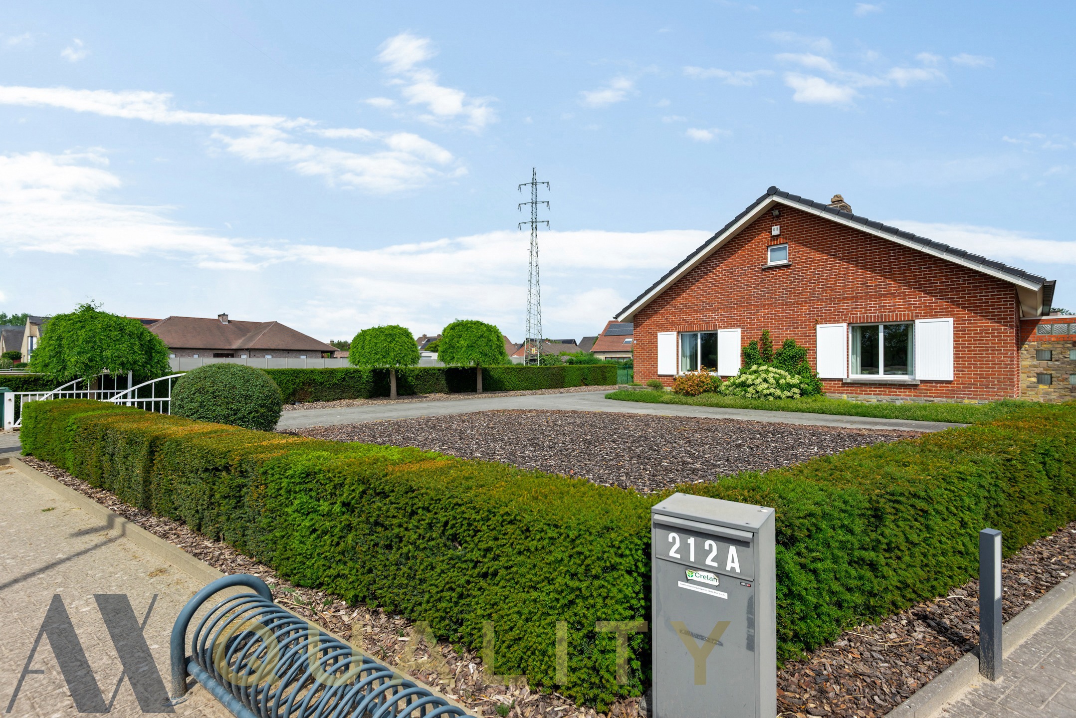 Instapklare villa/bungalow op ruim perceel van +/- 30 are. Met mogelh. tot aankoop van een aanpalende kantoorruimte. - foto 1