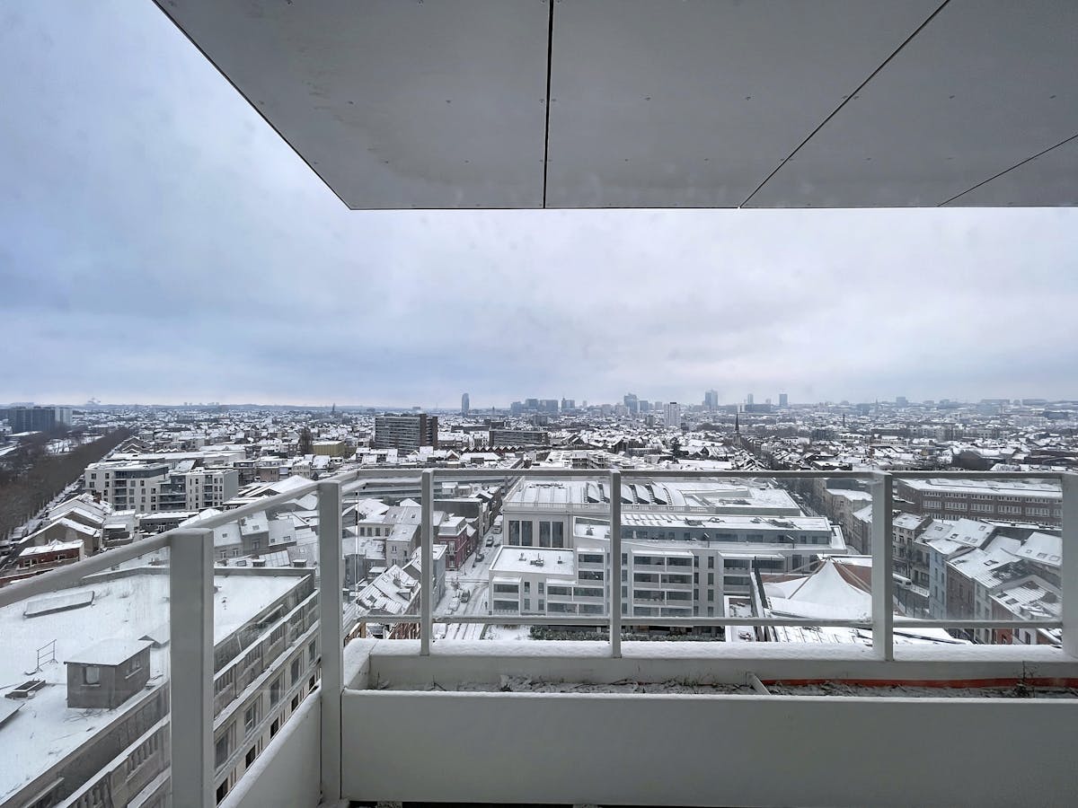 Molenbeek - Spacieux studio à louer au 12ème étage - photo 2