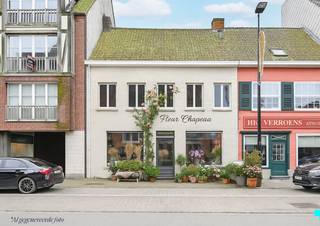 Dit karaktervolle handelspand met bijhorende woonst, ooit het bruisende decor van een geliefd café, biedt een wereld aan mogelijkheden op een absolute toplocatie. Gelegen in het centrum van Oostrozebeke, geniet het pand van een uitstekende zichtbaarheid en is het omgeven door diverse handelszaken, scholen en vlot bereikbaar openbaar vervoer. Bij het betreden van het pand word je verwelkomd in de voormalige caféruimte, die dankzij de barzone en toegang tot de kelderverdieping nog steeds de charme van weleer uitstraalt. Aansluitend bevinden zich de sanitaire voorzieningen, een private keuken en een wasplaats, die uitkomen op een koer met praktische uitweg achteraan het perceel. Op de eerste verdieping (met aparte ingang) biedt het ruime privégedeelte een woonkamer met gaskachel, drie slaapkamers en een badkamer. Daarnaast leidt een vaste trap naar de zolderverdieping, waar het potentieel wacht om ontdekt te worden: extra slaapkamers, een hobbyruimte of bureau. Dit pand is de ideale mix tussen wonen en werken en biedt ruimte voor verschillende commerciële invullingen (kapsalon, kantoorruimte, horecazaak of praktijk voor vrije beroepen. Een te renoveren eigendom met een sterk potentieel en een topligging, een investering die de moeite waar is. TROEVEN: Centrale commerciële ligging | Zichtlocatie | Bovenliggend appartement. Deze woning is onderworpen aan de renovatieverplichtingen vanaf 2023. Meer info via: www.vlaanderen.be/een-woning-kopen/renovatieverplichting-voor-residentiele-gebouwen-vanaf-2023 Louis organiseert voor dit handelspand met bijhorende woonst bezoeken ter plaatse, mits het maken van een afspraak via www.bordes.be 056 98 03 03