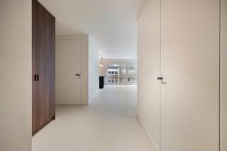 Volledig vernieuwd appartement (+/-110m2) gelegen op de 2de verdieping (zonder lift) in een klein gebouw bestaande uit: ruime inkomhal met...