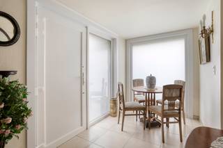 <p>Ontdek deze ruime en goed onderhouden bel-etagewoning met tuin, gelegen op een centrale en gegeerde locatie in Dilbeek, vlak bij winkels, scholen en openbaar vervoer.</p><p>Op het gelijkvloers bevindt zich een ruime inkomhal met vestiaire en gastentoilet, een garage en twee praktische kelders. Eén van de kelders biedt bovendien directe toegang tot de tuin, wat een extra troef is voor dagelijks comfort en gebruiksgemak.</p><p>De eerste verdieping omvat een lichtrijke woonkamer, een aparte eetkamer, een keuken en een veranda met toegang tot de tuin via een buitentrap. De woonkamer en eetkamer worden momenteel gescheiden door een lichte wand, waardoor deze eenvoudig kunnen worden omgevormd tot één grote open leefruimte.</p><p>De tweede verdieping bestaat uit een nachthal, twee volwaardige slaapkamers, een derde kamer die perfect kan dienen als bureau, dressing of kinderkamer, en een badkamer. Eén van de kamers heeft een oppervlakte van 7,40 m² en wordt daarom eerder beschouwd als multifunctionele ruimte dan als volwaardige slaapkamer.</p><p>De ruime zolder biedt bijkomende uitbreidingsmogelijkheden, ideaal voor wie extra kamers of een hobbyruimte wenst te creëren.</p><p>De woning beschikt daarnaast over rolluiken, vliegenramen en een vernieuwd en geïsoleerd dak (2020), wat bijdraagt aan het wooncomfort en de energiezuinigheid.</p><p>Dankzij de centrale ligging, de praktische indeling en de uitbreidingsmogelijkheden vormt deze woning een ideale opportuniteit voor gezinnen of kopers die op zoek zijn naar ruimte en potentieel in Dilbeek.</p>