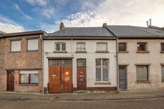 <p>Deze woning is gelegen in het centrum van Niel, op wandelafstand van winkels, openbaar vervoer en andere voorzieningen. Het pand is grondig te renoveren en biedt daardoor veel potentieel voor wie op zoek is naar een projectlocatie.</p>
<p>Een belangrijke troef is dat het perceel<span> </span><strong>aan de achterzijde aansluit</strong><span> </span>op het pand gelegen aan<span> </span><strong>Emiel Dewittstraat 25</strong>, wat extra mogelijkheden creëert voor wie denkt aan een<span> </span><strong>groter ontwikkelingsproject</strong>.</p>
<p>Het pand is onbewoonbaar verklaard, niet-asbestveilig en valt onder de renovatieplicht.</p>
<p><strong>Indeling:</strong><br />Gelijkvloers: inkomhal, woonkamer, keuken, badkamer<br />Verdieping 1: nachthal en drie slaapkamers.</p>
<p><strong>Extra troeven:<br /></strong>✔️ Mogelijkheid tot projectgrond i.c.m. achterliggend pand<br /><br />Kom gerust eens kijken.<br />Plan jouw bezoek in via jarno@groepvanhaute.be of 0492 83 88 19.</p>