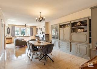 <p><span>Située à proximité immédiate de l'abbaye de Park, cette maison semi-ouverte se trouve dans un quartier extrêmement calme. </span></p><p><span> </span></p><p><span>Avec ses 152 m² de surface habitable et un sous-sol complet, c'est une maison pratique et spacieuse.</span></p><p><span>L'entrée de la maison se trouve sur le côté de la propriété.</span></p><p><span>Au rez-de-chaussée, on trouve un hall d'entrée avec vestiaire et toilettes invités. L'espace de vie comprend un coin salon spacieux, une salle à manger et un bureau séparé.</span></p><p><span>La cuisine est ouverte sur l’espace de vie et offre suffisamment de place pour y installer une table de petit-déjeuner.</span></p><p><span>Depuis la cuisine, on accède à la terrasse qui donne sur le jardin.</span></p><p><span> </span></p><p><span>L'escalier mène à l'étage, où se trouvent deux chambres spacieuses </span></p><p><span> </span></p><p><span> Cette spacieuse maison se compose d’un hall d’entrée donnant accès à un espace de vie lumineux avec cuisine ouverte et accès à la terrasse.</span></p><p><span>L'escalier ouvert en bois nous mène au premier étage où se trouvent la chambre principale avec dressing intégré ainsi qu'un espace bureau aménagé entièrement sur mesure. À cet étage se trouvent également une deuxième chambre à part entière et la salle de bains moderne équipée d'une douche à l'italienne. Il y a également un grenier aménagé pouvant servir d’ , de 4e/5e chambre ou d’espace polyvalent.</span></p><p><span>Les chambres situées à l'arrière sont équipées de la climatisation et toutes les chambres disposent de volets roulants électriques.</span></p><p><span>Cette maison est en excellent état et bénéficie d’une orientation idéale. Les dépenses énergétiques mensuelles sont limitées grâce à son excellent score énergétique de 168 kWh/m² (Label B). </span></p><p><span>La maison est prête à emménager, dispose d’un sous-sol complet et d’un jardin bien entretenu avec deux terrasses.</span></p><p><span>Le garage intégré offre un espace de stationnement pour une voiture ou un vélo, et une borne de recharge électrique est déjà installée.</span></p><p><span>Le centre de Louvain est facilement accessible, et la bretelle d'accès à l'E40 ainsi que la zone industrielle de Haasrode ne sont qu'à quelques minutes. </span></p><p><span> </span></p><p><span>Cela vous intéresse ? Réservez dès maintenant votre visite pendant le week-end des 19 et 20 août.</span></p><p><span> </span></p>