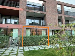 Dit energiezuinig appartement is gelegen op wandelafstand van het centrum van Aalst en bestaat uit een ruime leefruimte met salon, eetplaats, volledig geïnstalleerde en kwalitatief goed afgewerkte keuken. Tevens is er een bergplaats voorzien aan de keuken met aansluiting voor wasmachine en droogkast. De slaapkamer is zeer ruim. De badkamer omvat een inloopdouche, lavabo en de nodige opbergplaats. Toilet is afzonderlijk. Daar het appartement zich op de gelijkvloerse verdieping bevindt, heb je een terras en uitzicht op de mooie gemeenschappelijke tuin. In de garage is er een extra afzonderlijk bergruimte, gemeenschappelijke fietsberging en een extra ruime parkeerplaats, inbegrepen in de huurprijs.<br />Het appartement is gelegen op wandelafstand van station, winkels, scholen en het stadscentrum.<br />Huurprijs: 900 EUR/maand en gemeenschappelijk kosten 50EUR/maand