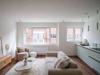 Dit appartement werd volledig gerenoveerd en afgewerkt met veel aandacht voor kwaliteit en detail. De combinatie van een praktische indeling, veel natuurlijk licht en een neutrale, hedendaagse afwerking zorgt voor een aangename en instapklare woonomgeving.<br /><br />De leefruimte beschikt over grote raampartijen en sluit aan op de open keuken. Deze is strak en functioneel ingericht, met ingebouwde toestellen, voldoende werkruimte en een verzorgde afwerking. De warme vloer brengt extra sfeer in het geheel.<br /><br />Ook de slaapkamer overtuigt met haar royale afmetingen en aangename lichtinval. Er is voldoende ruimte voor een volwaardige slaapzone en bijkomend meubilair, terwijl de aansluitende badkamer het dagelijkse comfort compleet maakt.<br /><br />Een belangrijke troef is de ligging vlak bij station Gent-Sint-Pieters. De uitstekende bereikbaarheid met trein, tram, bus en fiets maakt dit een bijzonder praktische uitvalsbasis voor wie zich vlot door Gent en daarbuiten wil verplaatsen.<br /><br />Het appartement bevindt zich bovendien in een kleinschalig gebouw zonder syndicus, wat bijdraagt aan een eenvoudige mede-eigendom en beperkte gemeenschappelijke kosten.<br /><br />De combinatie van een kwalitatieve totaalrenovatie, een lichtrijk interieur, één ruime slaapkamer en de nabijheid van Gent-Sint-Pieters maakt dit tot een aantrekkelijke woonopportuniteit. Ook voor investeerders zijn de instapklare staat en strategische ligging sterke troeven met het oog op verhuur.