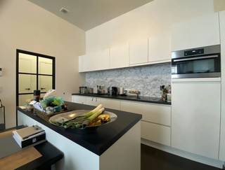 LIGGING:Het appartement is gelegen in Aalter-Brug.Hier bereik je de dorpskern die voorzien is van winkels stapvoets. Tevens geniet u tevens van makkelijke verbindingen naar Aalter/Nevele/Zomergem, het station of de E40. INDELING:Hal - berging met technische installaties - toilet - leefruimte - keuken voorzien van een kookplaat, dampkap, frigo, diepvries, oven, combi-oven, slaapkamer - badkamer met douche, wastafel en aansluiting wasmachine - terras - autostaanplaatsEXTRA INFO:Het appartement is beschikbaar vanaf 01/07/2026.De verwarming is voorzien op basis van gas via radiatoren. Er is ook één zonnepaneel voorzien.Het appartement is volledig geschilderd en voorzien van gordijnen, lampen en vliegenramen. Je kan hier genieten van zalige buitenmomenten bij het grote terras.In de huurprijs is er een ondergrondse autostaanplaats inbegrepen.Bekijk ook even de VR-TOUR die voorhanden is via de website van Dewaele.BEZOEKAANVRAAG:Enkel en uitsluitend via MIJNHUURPROFIEL op de website van Dewaele is er de mogelijkheid om een bezoek aan te vragen voor het appartement.