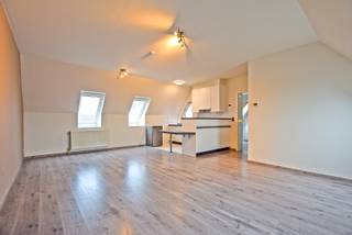 In het centrum van Veurne bevindt zich dit aangename instapklare dakappartement van 61 m², perfect voor wie comfortabel en centraal wil wonen. De...