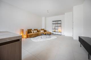 <p><strong>MAAK EEN AFSPRAAK OP HET MOMENT DAT VOOR U PAST<br /><br />Residentie Veertien: Een duurzame woonbeleving in het centrum van Zandhoven. Op dezelfde plek waar vroeger<span> </span><em>14 billekens</em><span> </span>de toog versierden, bouwen we vandaag aan een nieuw verhaal. </strong></p>
<p>Aan de flank van de Langestraat, die verscheidene Kempense gemeentes met elkaar verbindt, strijkt Residentie Veertien neer. Deze strategische ligging zorgt ervoor dat bewoners zich makkelijk kunnen verplaatsen naar de stadscentra van Antwerpen en Lier maar ook verschillende dorpskernen zijn nooit ver weg. Wekelijkse inkopen doen, een glaasje drinken onder de gezellige kerktoren van Zandhoven of naar harte shoppen in allerhande winkels: het kan allemaal te voet of met de fiets.<strong> </strong></p>
<p><strong>We streven ernaar een project te ontwikkelen dat een thuis creëert voor eenieder en het hoofd biedt aan de hedendaagse noden.</strong></p>
<p>Residentie Veertien zal bestaan uit 33 appartementen en een handelsruimte en zal gekenmerkt worden door haar vooruitstrevendheid en kwaliteit. De units, verdeeld over twee gebouwen, bestaan uit 1 tot 3 slaapkamers, beschikken allen over een terras en variëren in grootte tussen 71 en 137 m². Ons cliënteel heeft bij de inrichting van de appartementen bovendien nog veel keuzevrijheid waardoor elk appartement uniek wordt en iedereen hier een thuis vindt. Niet enkel individualiteit maar ook samenhorigheid heeft een plek in dit project door de groene binnenplaats die als ontmoetingsplek voor bewoners zal dienen. Ten slotte werd ervoor gekozen te verwarmen aan de hand van geothermie en energie op te wekken via zonnepanelen. Deze combinatie van geavanceerde methodes zorgt ervoor dat het E-peil van elk appartement onder 20 duikt, waardoor U 100% vrijstelling krijgt op de onroerende voorheffing gedurende de eerste 5 jaar. Naast veel aandacht voor het milieu , kan U ook rekenen op een hoogwaardige afwerking dmv ruime budgetten, prima comfort en royale lichtinval.<br />Een staanplaats en berging in de ondergrond dient mee aangekocht te worden.</p>
<p>Info en verkoop:</p>
<p>De verkoop geschiedt onder BTW op het constructie-aandeel en registratierechten op het grondaandeel, onder de voorwaarden van de wet Breyne. Voor meer info of een verkennend gesprek, contacteer Karin (0486/97 84 27) of mail (karin@reds.be)!</p>