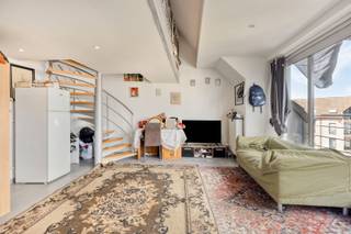 Dit lichtrijke 1-slaapkamerappartement met autostaanplaats is centraal gelegen in Turnhout, op wandelafstand van het bruisende stadscentrum. <br /><br />Via de inkomhal met gastentoilet komen we terecht in de ruime en lichtrijke woonkamer. Deze is praktisch ingedeeld in een zithoek en een aangename eethoek. Dankzij de grote raampartijen geniet de leefruimte van een overvloed aan natuurlijke lichtinval.<br /><br />Aansluitend bevindt zich de volledig uitgeruste keuken, voorzien van een vaatwasser, oven, elektrische kookplaat, koelkast en voldoende kastruimte. Naast de keuken is er bovendien een praktische berging aanwezig.<br /><br />Op het gelijkvloers bevindt zich eveneens de badkamer, uitgerust met een wastafel en douche. Op de verdieping is er een ruime slaapkamer.<br /><br />Het appartement is bovendien energiezuinig en beschikt over een gunstig EPC. Dankzij de aanwezige warmtepomp/airconditioning geniet je zowel in de zomer als winter van een aangenaam binnen temperatuur.<br /><br />Stedenbouwkundige informatie: in aanvraag<br />Dit appartement vormt een uitstekende opportuniteit voor starters of investeerders. Momenteel is het verhuurd en goed voor een jaarlijkse huuropbrengst van € 9.600.<br /><br />Als extra troef beschikt het appartement over een eigen autostaanplaats, die inbegrepen is in de verkoopprijs.