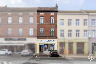 <p>Op zoek naar een pand waar u wonen en werken perfect kunt combineren? Dit handelspand geniet van een absolute A-ligging in het centrum van Geraardsbergen en biedt dankzij de uitstekende zichtbaarheid tal van commerciële mogelijkheden.</p>
<p>De ligging is ideaal: het station van Geraardsbergen en openbaar vervoer bevinden zich vlakbij en fietsstallingen zijn op minder dan 50 meter gelegen. Een uitstekende locatie voor een winkel, kantoor, praktijk, handelszaak of commerciële dienstverlening.</p>
<p>Het gelijkvloers beschikt naast de commerciële ruimte over sanitair voor het ontvangen van klanten, alsook over een ruime opslagplaats en koer achteraan.</p>
<p>Boven het handelspand bevindt zich een appartement verdeeld over twee verdiepingen, bestaande uit een leefruimte, keuken, badkamer en 2 slaapkamers. Ideaal om zelf te bewonen, te verhuren of te combineren met uw zaak.</p>
<p>Het gebouw dient gerenoveerd te worden, maar biedt hierdoor volop mogelijkheden om het volledig naar eigen wensen in te richten. Een bijkomende troef: het volledige gebouw is asbestvrij, wat de renovatie aanzienlijk vereenvoudigt.</p>
<p>De woning is niet verhuurd en zal vrij zijn bij akte.</p>
<p>Een unieke opportuniteit voor ondernemers, zelfstandigen en investeerders die op zoek zijn naar een commerciële topligging met woonmogelijkheid en renovatiepotentieel.<br /><br />Meer info? Een bezoek? Bel Jordi 0477/32.61.53</p>