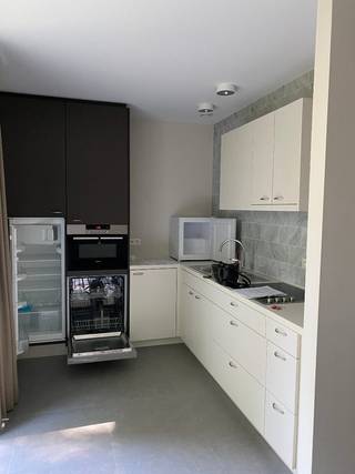 Zonnige serviceflat met één slaapkamer.
De flat is gelegen op de eerste verdieping in het Prins Kavelhof, een groene omgeving vlakbij het centrum van Brasschaat en het ziekenhuis Klina. Prins Kavelhof bestaat uit enkel assistentiewoningen met een restaurant, een ontmoetingsruimte en mogelijkheid tot gezamenlijke activiteiten.
De flat beschikt over een inkomhal met een technische ruimte met plek voor de wasmachine. Deze komt uit in de woonruimte met een open ingerichte keuken ( koelkast, oven, kookplaat en afwasmachine) en een gezellig terras met zicht op het groen. Verder een hal van waaruit je de badkamer met inloopdouche en toilet, en de slaapkamer bereikt. Er is overal vloerverwarming. Het EPC bedraagt 75, dus een mooie A score. Gordijnen, vliegenramen en verlichting zijn bij de verkoopprijs inbegrepen. De flat is momenteel verhuurd en biedt een prima investeringsopportuniteit of kan zelf bewoond worden. KI vrijstelling mogelijk.
