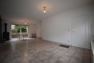 Deze ruime woning met inpandige garage bevindt zich in het centrum van Ruiselede op wandelafstand van bakkers, slagers, supermarkt en scholen. Door zijn centrale ligging is een goede mobiliteit gegarandeerd. Achteraan de woning is een ruime zuidgerichte tuin met terras en open begruimte.<br /><br />Indeling:<br />Glv: Inkomhal - gastentoilet - lichtrijke woonkamer met decentrale houtkachel - keuken voorzien van koelkast, heteluchtoven, inductiekookplaat, dampkap en dubbele spoelbak - berging.<br /><br />1e V: nachthal - 3 slaapkamers - badkamer met bad, toilet en lavabo - technische ruimte met aansluiting wasmachine en droogkast.<br /><br />2e V: zolder.<br /><br />Algemeen:<br />- EPC 177 - label B<br />- Bewoonbare oppervlakte van 205 m²<br />- Zonneboiler aanwezig<br />- Houten ramen - dubbel glas<br />- Boven en beneden zijn lichtarmaturen voorzien<br />- Mogelijkheid tot overname van gordijnen en kleerkast op slaapkamer<br />- Vrij vanaf 01/11/2026<br /><br />Huurprijs: € 850/maand.