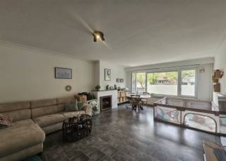 <p><strong><u>Ruim appartement met 2slps, tuin en garage.</u></strong></p><p>Het appartement is gelegen in een kindvriendelijke omgeving, nabij openbaar vervoer, scholen en winkels.</p><p><strong>Indeling : </strong><br />De inkomhal met vestiaire. Ruime leefruimte met ingerichte keuken.<br />De badkamer met ligbad en lavabo. Apart toilet en 2 slaapkamers met toegang tot het terras. <br />Aparte berging ( op het gelijkvloers).<br />Via het terras is er  een trap die toegang geeft tot de tuin.</p><p><br /><strong>Pluspunten:</strong><br />·Garage inbegrepen in de huurprijs<br />·Ruim appartement </p><p><span><span> </span></span></p>