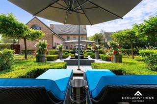 Deze stijlvolle villa bevindt zich net buiten de dorpskern van een landelijke gemeente precies tussen Aalst en Dendermonde.Respect voor rust en...