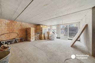 Het appartement is gelegen op het gelijkvloers in Residentie Soetkin ! Dit appartement heeft een bewoonbare oppervlakte van zo'n 84 m² en is ingedeeld met een lichtrijke leefruimte met open keuken. Verder zijn er 1 ruime slaapkamer, badkamer , hall met apart toilet en een berging aanwezig! Momenteel liggen alle leidingen al klaar van elektriciteit en sanitair.<br /><br />Mogelijkheid tot aankoop garage/parkeerplaats en gemeenschappelijke fietsenberging voorzien!