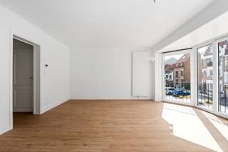 <strong>Gerenoveerd appartement met 1 slaapkamer</strong><br />
<p>Op zoek naar een appartement op een toplocatie in De Panne? Dit charmante 1-slaapkamerappartement bevindt zich in een kleinschalige residentie. Gelegen in het hart van De Panne, op enkele meters van het marktplein en op wandelafstand van de zee en duinen, is dit de ideale uitvalsbasis.<br /> </p>
<p><strong>Indeling</strong><br />Het appartement bestaat uit een zongerichte woonkamer met open keuken, een nachthal die toegang geeft tot een apart toilet, een ruime slaapkamer met toegang tot een terras en een badkamer met inloopdouche.<br /> </p>
<strong>Troeven</strong><br /><br />- Recent gerenoveerd<br />- Te huur op jaarbasis<br />- Dichtbij de zee en duinen<br /><br />Interesse?<strong> </strong>Neem gerust contact met ons op voor meer informatie of een bezichtiging.<br /><strong>Contact: </strong>Soraya: soraya@servimoholidays.be / 058/22.41.70