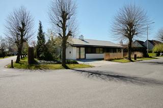 Ontdek dit huis tijdens de Pre-sale donderdag 07/05 van 17u tot 18u30, maak nu jouw afspraak! Dit gelijkvloerse huis is tot in de puntjes...