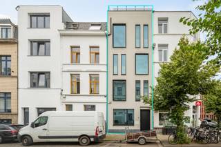 <strong>Upside down-woning met dakterras en parking</strong><br /><br />-- <strong>lift </strong>aanwezig van kelder tot dakterras! --<br /><br />Ontdek de bruisende charme van 't <strong>Zuid</strong>: de meest trendy en gewilde wijk van Antwerpen.<br />Dit levendige stadsdeel combineert een rijke geschiedenis met een moderne flair.<br />Omringd door de nieuwe kunstgallerijen, het Zuidpark en de overvloed aan gezellige cafés en restaurants, en toch nét buiten de drukte.<br />Hier woont u op wandelafstand van pareltjes als het KMSKA en groene oases als het nieuwe Zuidpark en de Scheldekaaien.<br /><br />Deze luxueus gerenoveerde <strong>herenwoning </strong>biedt een uitstekende verbinding naar en an het centrum.<br />Een ideale plek voor wie op zoek is naar een verfijnde en levendige woonomgeving.<br /><br /><span>Indeling</span><br />Inkom op het gelijkvloers met een aparte <strong>woning </strong>of <strong>appartement</strong>. Deze werd voorzien van een eigen, volledig uitgeruste keuken.<br />Een <strong>woonkamer </strong>van ca. 15 m² kijkt uit over de straat.<br />De <strong>slaapkamer </strong>bevindt zich achteraan en heeft toegang tot de koer en de en-suite douchekamer met toilet.<br />Via de lift of de trap bereikt men de eerste verdieping.<br />Deze beschikt over een ruime <strong>slaapkamer </strong>van ca. 19 m², <strong>dressing </strong>en <strong>badkamer</strong>.<br />Op de tweede verdieping bevinden zich eveneens een ruime <strong>slaapkamer </strong>van ca. 22 m² met <strong>en-suite badkamer</strong>, toilet en technische berging.<br />De derde verdieping werd volledig opengewerkt. Door de zuidelijke oriëntatie en de hoge ramen, beschikt de riante <strong>leefruimte </strong>van ca. 40 m² over een heerlijke lichtinval.<br />Het terras of de lift bieden toegang tot de <strong>zomerkeuken</strong>, met twee prachtige <strong>zonneterrassen</strong> als kers op de taart.<br />Doorheen de gehele woning werd er gerenoveerd met een geweldig oog voor detail: vloerverwarming, ingebouwde speakers en verlichting, domotica, etc.<br /><br /><span>Bijzonderheden<br /></span>- lift<br />- volledig onderkelderd: droog, wijnkelder<br />- gerenoveerd in 2022<br />- 2 staanplaatsen, waarvan 1 box, aan de overkant