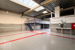 <strong>KMO-unit van 515 m²</strong> met <strong>ingerichte kantoren van 267 m² op toplocatie!</strong><br /><br />De <strong>opslagruimte </strong>(twee verschillende units) met een vrije hoogte van <strong>6m</strong> is toegankelijk via <strong>twee automatische sectionale poorten</strong> (3m B x 4m H) en beschikt over afzonderlijke toegangsdeuren. De units zijn hiernaast volledig geïsoleerd, uitgerust met CV op gas (aerothermen) en hebben een polybetonvloer met een draagkracht van <strong>3 T/m².</strong> Verder is de opslagruimte uitgerust met LED-verlichting en een lichtstraat met rookluiken. Aanwezigheid van mezzanine 60 m², dewelke momenteel ingericht is als vergaderruimte en uitgerust is met de nodige technieken.<br /><br />De <strong>kantoorruimtes</strong> zijn gelegen op de gelijkvloerse verdieping en zijn uitgerust met moderne technieken zoals een kitchenette, TL/LED-verlichting, ventilatiesystemen, een warmtepomp en airco die zowel kan verwarmen als koelen. Verwarming gebeurt hiernaast ook via een recente gasketel.<br /><br />Het pand bevindt zich in het kwalitatieve <strong>Sphere Business Park te Zellik.</strong> Uitstekend gelegen langsheen de bedrijvige Pontbeeklaan (N9) met een directe en vlotte ontsluiting naar de R0, E19, E40 en de A12. Gebouw beschikt hiernaast over<strong> 4 privatieve parkeerplaatsen,</strong> wat zorgt voor extra comfort en een vlotte bereikbaarheid voor personeel en klanten.<br /><br />Aarzel niet en contacteer<strong> PANORAMA B2B</strong> voor bijkomende inlichtingen, plannen of een plaatsbezoek <strong>0477 07 30 30</strong>.