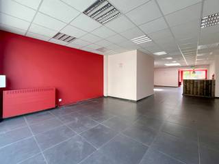 Vandaag nemen we jullie mee naar deze commerciële ruimte op toplocatie in de winkelstraat van Bornem.Het handelspand werd in 2022 opgefrist, wat...