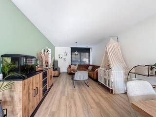 <p><strong><span>Recente, Instapklare HOB met 4 SLPK, Garage én Tuin!</span></strong><br /><br />Ontdek deze <strong>recente (2024) halfopen bebouwing</strong>, <strong>rustig gelegen</strong> in een eenrichtingsstraat onder de kerktoren van het landelijke Gijzegem. Dankzij de <strong>centrale ligging</strong> bevindt u zich vlakbij de verbindingsweg tussen Aalst, Hofstade en Dendermonde, met scholen, winkels en horeca in de onmiddellijke omgeving.</p>
<p>De woning verwelkomt u via <strong>een aparte open inkomhal met gastentoilet</strong>. De <strong>lichtrijke leefruimte</strong>, <strong>smaakvol ingericht</strong>, biedt een aangenaam <strong>zicht op het terras en de tuin</strong> en sluit naadloos aan op de <strong>volledig geïnstalleerde open keuken</strong>. Vanuit de keuken bereikt u de <strong>inpandige garage</strong>, die tevens dienst doet als <strong>praktische was- en bergruimte</strong> en toegang geeft tot het terras en de tuin.</p>
<p>Op de eerste verdieping bevinden zich <strong>twee volwaardige slaapkamers </strong>en <strong>een comfortabele badkamer</strong>, uitgerust met <strong>een dubbele lavabo</strong>, <strong>inloopdouche en ligbad</strong>. <strong>Een apart toilet</strong> vervolledigt deze verdieping.</p>
<p>Via een vaste trap bereikt u de zolderverdieping, die reeds volledig werd ingericht met <strong>twee extra slaapkamers </strong>– ideaal voor een groter gezin, bureau of hobbyruimte.</p>
<p>Extra troeven zijn de <strong>zonnepanelen</strong>, <strong>vloerverwarming</strong> op het gelijkvloers en het <strong>uitstekende EPC van 20kWh</strong>, wat resulteert in een bijzonder energiezuinige woning.</p>
<p>Buiten geniet u van <strong>een onderhoudsvriendelijke, fraai aangelegde tuin</strong> <strong>met ruim zonneterras</strong> en bijkomende verharding achteraan. Naast de woning is er bovendien <strong>parkeergelegenheid</strong> voorzien.</p>
<p>Kortom, een instapklare en moderne woning op een rustige, maar strategische ligging – een unieke kans!<br /><br />Voor meer info en/of een bezoek, contacteer uw vastgoedkantoor KURTIMMO via info@kurtimmo.be OF 0476/076993!</p>