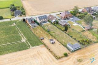 <p><span><strong>Bezoekdag volzet!!!<br /><br /></strong>Deze woning is gelegen op een mooi, westelijk georiënteerd perceel met achteraan een prachtig vrij uitzicht over de velden. Hier geniet je elke avond van de ondergaande zon in alle rust.</span></p>
<p><span>Vooraan beschikt de woning over een ruime oprit met plaats voor meerdere wagens, aangevuld met een garage waar je je wagen veilig en droog kunt parkeren.</span></p>
<p><span>Dankzij de gunstige ligging, op slechts 3 km van de A8, geniet je van een vlotte verbinding richting onder meer Brussel.</span></p>
<p><span>De woning biedt een uitstekende basis voor wie graag renoveert naar eigen smaak en volgens de huidige energienormen. Het dak werd reeds geïsoleerd en een aantal ramen zijn recent vernieuwd.</span></p>
<p>Indeling: ruime inkomhal, gezellige leefruimte, goed onderhouden keuken, aparte kamer op het gelijkvloers (ideaal als slaapkamer of bureau), douchekamer, wasplaats en garage. Op de eerste verdieping bevinden zich twee slaapkamers en een badkamer.</p>
<p>Ben je op zoek naar een woning met potentieel, een mooie ligging en tal van mogelijkheden? Dan is dit de ideale opportuniteit.</p>
<p>Meer info of een bezoek? Bel Jordi op 0477/32.61.53</p>