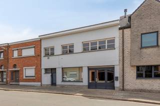 <p>Deze te renoveren eigendom biedt verrassend veel ruimte en tal van mogelijkheden. Dankzij de ruime oppervlakte en praktische indeling vormt dit pand de ideale basis voor wie op zoek is naar een woning die volledig naar eigen smaak kan worden ingericht.<br /><br /><strong>Indeling:</strong><br />Via de inkomhal betreedt u de woning. Op het gelijkvloers bevinden zich momenteel een ruime voorplaats, een bureelruimte, een werkplaats en verschillende bergingen.<br /><br />Op de eerste verdieping bevindt zich de woonkamer met aansluitend de keuken. Verder beschikt deze verdieping over twee slaapkamers, een badkamer en een klein overdekt terras.<br /><br /><strong>Buitenruimtes:</strong><br />Het achterste gedeelte van de gelijkvloerse bebouwing biedt de mogelijkheid om af te breken en in te richten als tuin of aangename buitenruimte.</p>
<p><strong>Bijzonderheden:<br /></strong>Ruime gelijkvloerse oppervlakte.<strong><br /></strong>Mogelijkheid tot het creëren van een tuin.<br />Mogelijkheid tot woning met handelszaak.<br /><br /><strong>Ligging:<br /></strong>Gelegen in de Van Hovestraat 1 te Kruibeke, op korte afstand van het dorpscentrum met winkels, scholen en openbaar vervoer. Bovendien geniet u van een vlotte verbinding naar omliggende gemeenten en belangrijke invalswegen.<br /><br /><strong>Renovatieplicht:</strong><br />Deze eigendom heeft een EPC-label F. Voor residentiële gebouwen met EPC-label E of F geldt in Vlaanderen de renovatieverplichting. De nieuwe eigenaar dient de woning binnen de 6 jaar na de authentieke akte energetisch te renoveren tot minstens EPC-label D.</p>