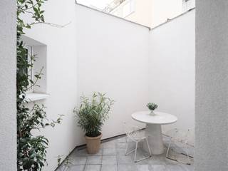 <strong>Gerenoveerd 1-slaapkamer appartement met buitenruimte nabij Gent Zuid</strong><br /><br />Op een <strong>toplocatie</strong>, achter de Keizer Karelstraat en op <strong>wandelafstand van Gent Zuid en het stadscentrum</strong>, bevindt zich dit <strong>volledig gerenoveerde</strong> gelijkvloers appartement.<br /><br />Het <strong>kleinschalige gebouw</strong> telt slechts <strong>3 entiteiten</strong>, wat zorgt voor <strong>privacy </strong> en een <strong>eenvoudig beheer</strong> en een <strong>lage maandelijkse kostenstructuur</strong>. In <strong>2025</strong> werd het <strong>volledig vernieuwd</strong> met <strong>aandacht voor isolatie, esthetiek en kwaliteit</strong>, wat resulteert in een <strong>uitstekende EPC-score van 123 kWh (label B).</strong><br /><br />Dit appartement combineert <strong>68 m² bruikbare vloeroppervlakte</strong> met een gezellige<strong> buitenruimte van 11 m²</strong> — een <strong>unieke troef in hartje Gent</strong>. De <strong>indeling is doordacht</strong>, de ruimtes zijn helder en afgewerkt<strong> met oog voor kwaliteit en detail. </strong>De <strong>rustige straat, privatieve inkomhal en eigen kelderruimte</strong> vormen<strong> een bijkomende troef</strong>.<br /><br /><strong>Kortom, een opportuniteit voor young professionals of investeerders op zoek naar een energiezuinig en zorgeloos appartement op een absolute toplocatie.</strong><br /><em>(opmaak aandeel kosten opmeting en basisakte ten laste van de koper)</em>