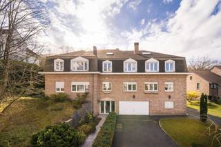 Elegantie en licht - Uitzonderlijk rapportgebouw aan de poorten van het bos van Soignes Ontdek dit luxe villa-appartement met lift, gelegen op een...