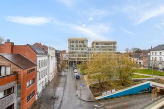 Wonen in een oase van rust, in het stadscentrum van Kortrijk? Dan is dit appartement absoluut de moeite waard om te bezichtigen. Dit appartement is gelegen op het derde verdiep. Indeling van het appartement: - inkomhal met gastentoilet en opbergruimte - leefruimte met zicht op het plein - geïnstalleerde keuken - 2 ruime slaapkamers- badkamer voorzien van lavabo, bad en toilet- dubbele bergruimte Een extra troef: het appartement beschikt over een gunstig EPC-label B, wat zorgt voor een energiezuinige en comfortabele woonervaring.Bij het appartement hoort ook een ondergrondse garagebox die tegen de vaste prijs van 30.000euro kan aangekocht worden. Wenst u meer info over deze woning of wenst u een bezoek ter plaatse? Contacteer Alissia Dewitte (0472 18 64 21 - alissia.dewitte@dewaele.com) of Carl Boedts (0473 95 18 21 - carl.boedts@dewaele.com)