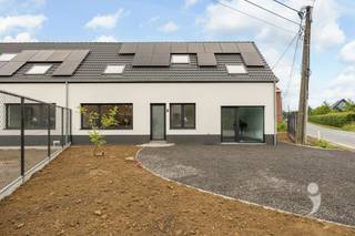 <p><span>Op zoek naar een stijlvolle woning waar comfort, ruimte en energiezuinigheid hand in hand gaan? Dan is deze volledig gerenoveerde halfopen bebouwing absoluut een bezoek waard!</span></p><p><span> </span></p><p><span>Via de inkomhal met gastentoilet komen we in de lichtrijke leefruimte, bestaande uit een gezellige zithoek en eetplaats. Aansluitend bevindt zich de moderne, volledig uitgeruste keuken met ingebouwde koelkast, vriezer, inductiekookplaat, oven, microgolfoven, vaatwasser en meer dan voldoende kastruimte.Vanuit de keuken is er toegang tot het zonnige, aangelegde terras. Op het gelijkvloers is er bovendien een eerste slaapkamer, een polyvalente ruimte die perfect kan dienen als bureau, hobbyruimte of extra berging, en een aparte bijkeuken/wasplaats.</span></p><p><span> </span></p><p><span>De eerste verdieping beschikt over twee ruime slaapkamers met laminaatvloer en een comfortabele badkamer voorzien van ligbad, aparte regendouche, dubbele wastafel en een tweede toilet.</span></p><p><span> </span></p><p><span>Aan de voorzijde van de woning wordt momenteel een zuidgerichte tuin aangelegd. Tevens worden hier nog twee private autostaanplaatsen voorzien.</span></p><p><span> </span></p><p><span>Extra troeven: EPC-label A, zonnepanelen, asbestvrij en conforme elektriciteit.</span></p><p><span> </span></p><p><span>Interesse in deze energiezuinige woning? Contacteer ons via 016 15 31 19 of <span>leander@immolivit.be</span></span><span> voor meer informatie of een bezoek ter plaatse.</span></p>