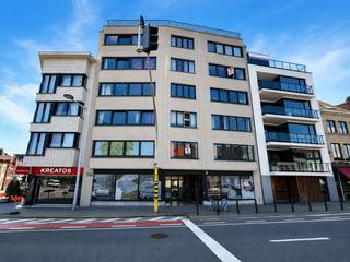 Bent u op zoek naar een strategisch gelegen handelspand met een uitstekende zichtbaarheid? Dit ruime commerciële pand van 166 m² bevindt zich op een toplocatie in het centrum van Eeklo, op wandelafstand van het station en omringd door tal van voorzieningen.
Dankzij de grote etalage geniet uw zaak van een maximale visibiliteit en een aantrekkelijke uitstraling naar voorbijgangers. Het pand leent zich perfect voor diverse commerciële activiteiten, zoals een winkel, kantoor, praktijk of showroom.
Interesse in dit handelspand?
Stuur een e-mail naar verhuur@vastgoedunicum.be of bel naar 09 336 16 15.