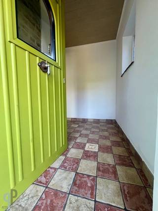 In een rustig en doodlopend straatje, vinden we deze knusse en grotendeels vernieuwde HOB voorzien van een oprit tot de carport en de voordeur...