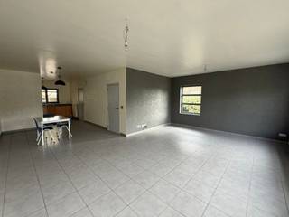 Instapklare HOB van bouwjaar 2005 met 3 slpks (mogelijks 4) op een perceel van 550 m². De woning heeft volgende indeling nl. aparte inkomhal voorzien van ingemaakte kasten, ruime lichtrijke woonkamer met open keuken, praktische berging en apart toilet. Op het verdiep bevinden zich 3 slpks, badkamer met bad en douche en een toilet. Er is tevens een zolderverdieping die kan ingericht worden als extra slaapkamer. Extra troeven zijn de volledig omheinde tuin en het groen vergezicht achteraan.
