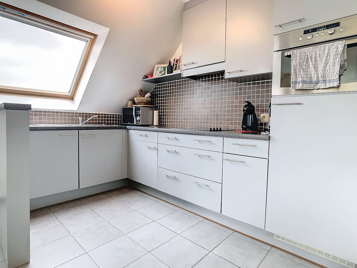 Dakappartement met 2 slaapkamers en terras te Roeselare. - foto 4