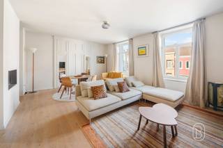 UN LOGEMENT UNIQUE DANS L'ANCIENNE ÉGLISE SAINT-MARTIN « DE PASSAGE »Découvrez cet appartement en duplex unique situé sur la place « De Vrijheid », l'une des plus belles et des plus charmantes places du cœur historique de Ronse. Un lieu de vie exceptionnel où se mêlent caractère authentique, confort contemporain et intimité optimale.Par un accès privé et entièrement indépendant, vous pénétrez dans le charmant salon doté d’une cheminée à double face pleine de charme, suivi de la cuisine ouverte et entièrement équipée. Depuis la cuisine, vous accédez directement à la spacieuse terrasse sur le toit d’environ 35 m² : un espace extérieur exceptionnel où vous pourrez profiter d’un moment de tranquillité, en plein cœur de la ville.L’appartement dispose en outre de 3 chambres spacieuses et à part entière, ainsi que de 2 salles de bains, dont l’une est équipée à la fois d’une douche à l’italienne et d’une baignoire. Les espaces généreux, les matériaux chaleureux et les finitions soigneusement choisies créent, dans tout l’appartement, une expérience de vie particulièrement agréable et élégante.Les atouts :- Prêt à emménager- Emplacement de choix à proximité du centre-ville et de la Grand-Place- Accès privé et absence de voisins directs- Surface habitable de 163 m²- Terrasse sur le toit d’environ 35 m²- 3 chambres et 2 salles de bains- Grand parking municipal à proximité- Installation électrique conformePour ceux qui apprécient l’espace, l’architecture, l’intimité et le cachet, et qui recherchent une expérience de vie exclusive dans un emplacement de choix.Cela vous intéresse ? Venez découvrir par vous-même l’atmosphère particulière de cet appartement lors d’une visite. Pour plus d’informations ou pour organiser une visite : Caroline@immobeguin.be