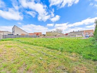 In het rustige en groene Bulskamp vlakbij Veurne bieden we een bouwgrond aan van 786 m², met mogelijkheid tot het zetten van een open bebouwing. Gelegen in een aangename, verkeersluwe buurt is dit de ideale plek voor wie op zoek is naar rust, ruimte en wooncomfort. De grond biedt tal van mogelijkheden voor het bouwen van een vrijstaande woning, met voldoende tuinruimte en privacy. Dankzij de gunstige ligging geniet je van een vlotte verbinding naar omliggende gemeenten, zonder in te boeten op rust en natuur.<br />📍 Ligging: Bulskamp<br />📐 Oppervlakte: 786 m²<br />🏡 Bestemming: Open bebouwing<br />🌳 Rustige en groene omgeving<br /><br />Vraag ons gerust naar de prijsraming voor het bouwen van een nieuwbouwwoning. <br /><br />Neem voorsprong met een vrijblijvende en gratis schatting van uw eigendom via:<br />http://www.residentievastgoed.be/gratisonlineschatten